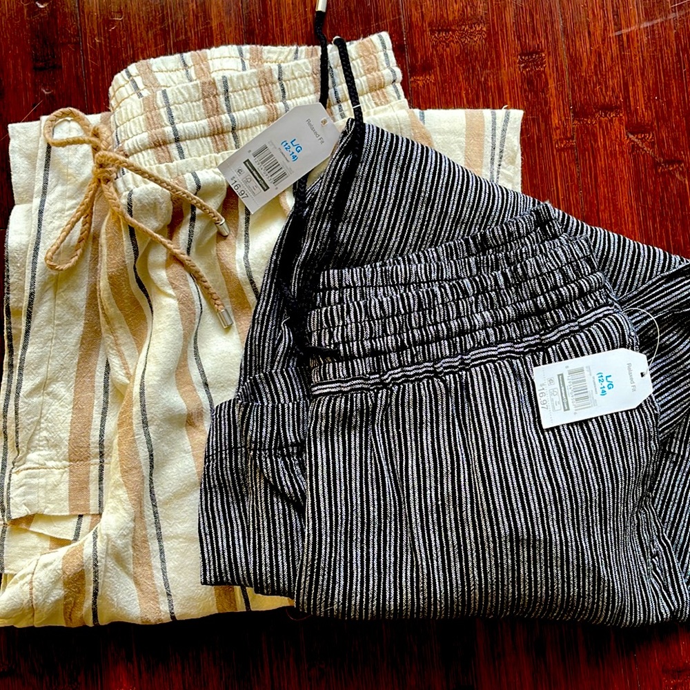 TWO PAIRS. Relaxed fit linen pants